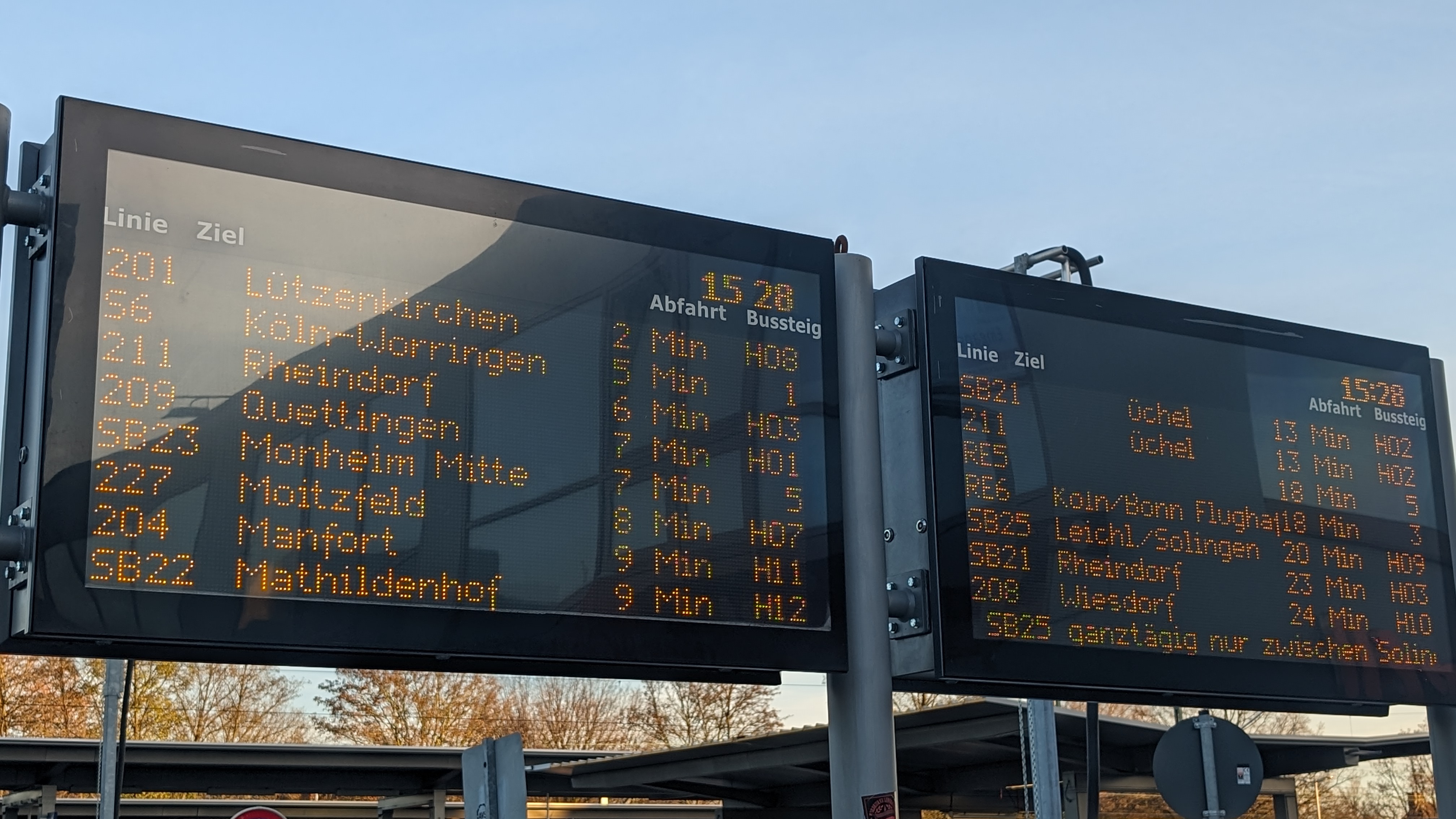 Abfahrtstafel der nächsten Busse und Bahnen in Leverkusen Mitte